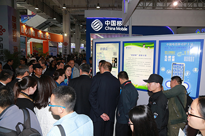 天坦移動醫(yī)、護亮相信博會，展臺前人頭攢動